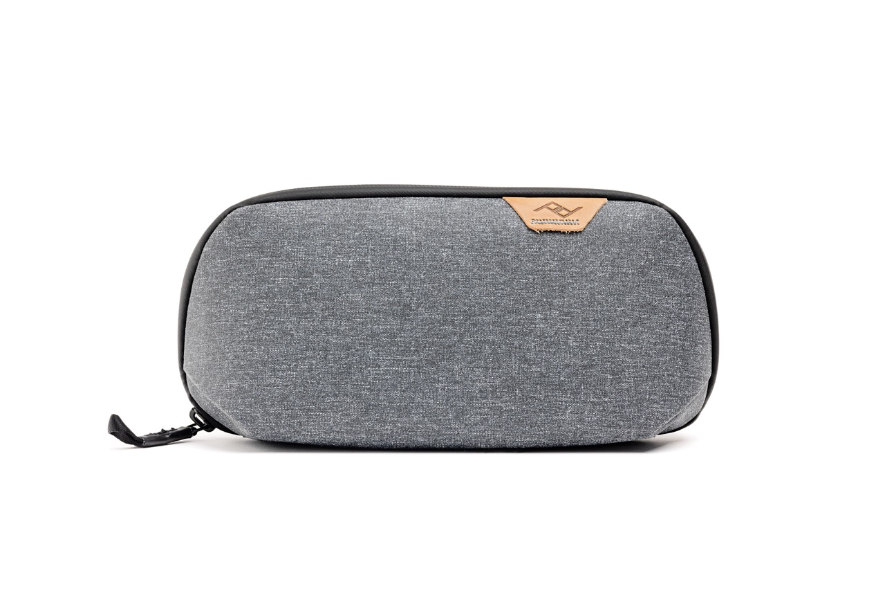 Peak Design Tech Pouch Small in der Farbe Grau, Frontalansicht