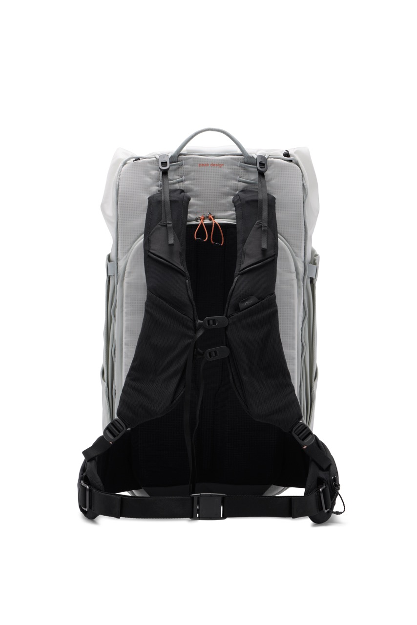 Peak Design Outdoor Backpack mit 45 Litern Fassungsvermögen in der Farbe Weiß,  Rückseite