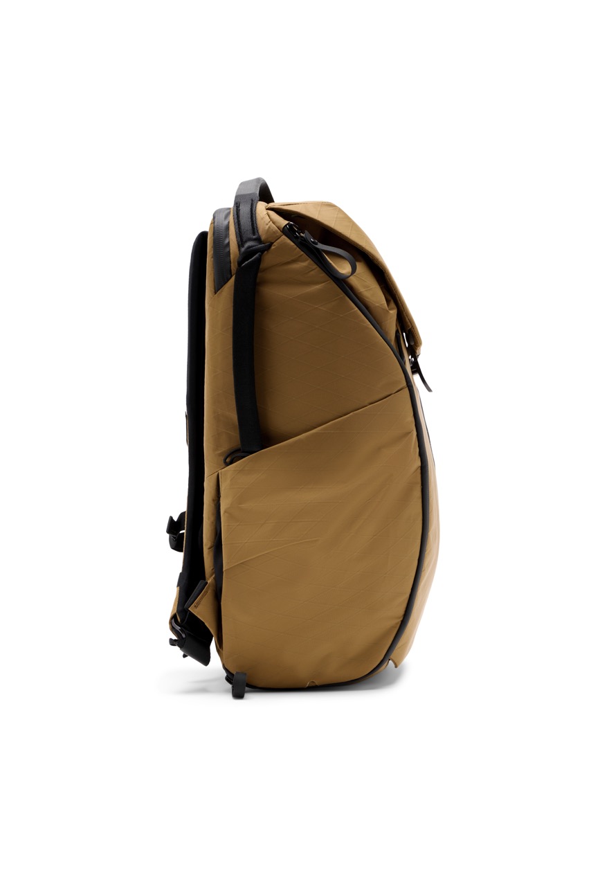 Everyday Backpack 30L V2 Coyote in der Farbe Beige,  ANsicht linke Seite des Rucksacks