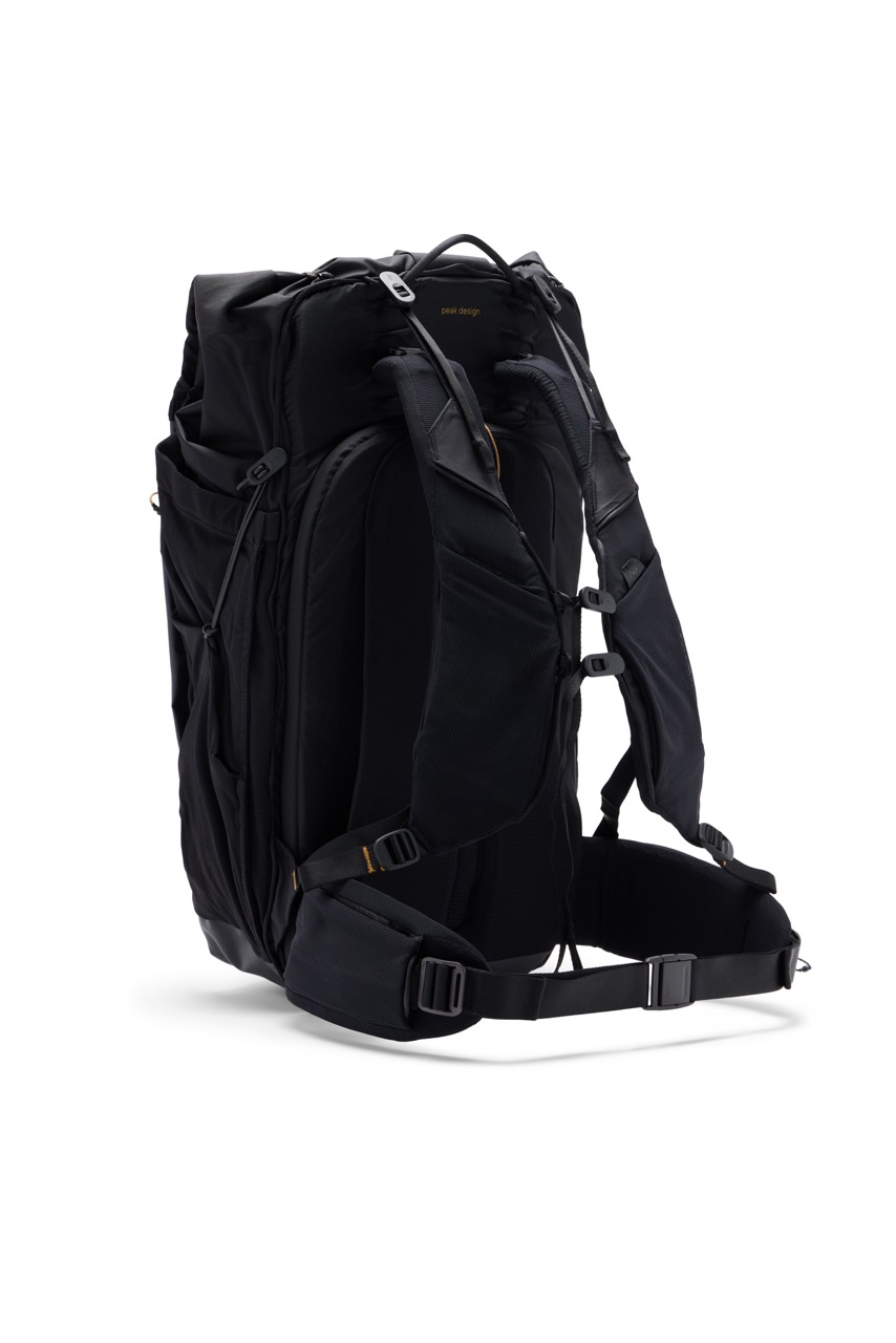 Peak Design Outdoor Backpack mit 45 Litern Fassungsvermögen in der Farbe Schwarz, Seitenansicht  mit Hip Belt