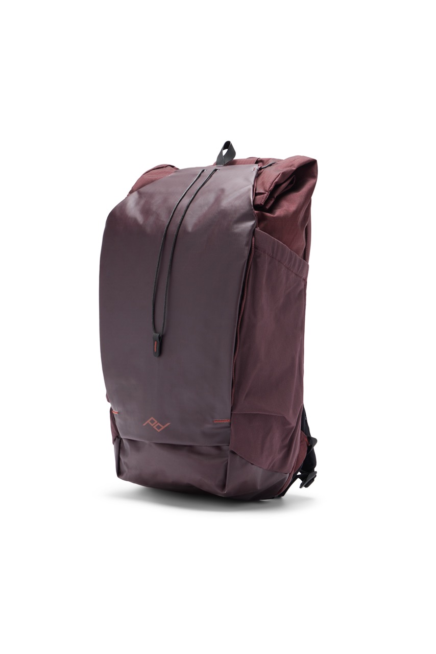 Peak Design Outdoor Backpack mit 25 Litern in der Farbe Lila,  Seitenansicht