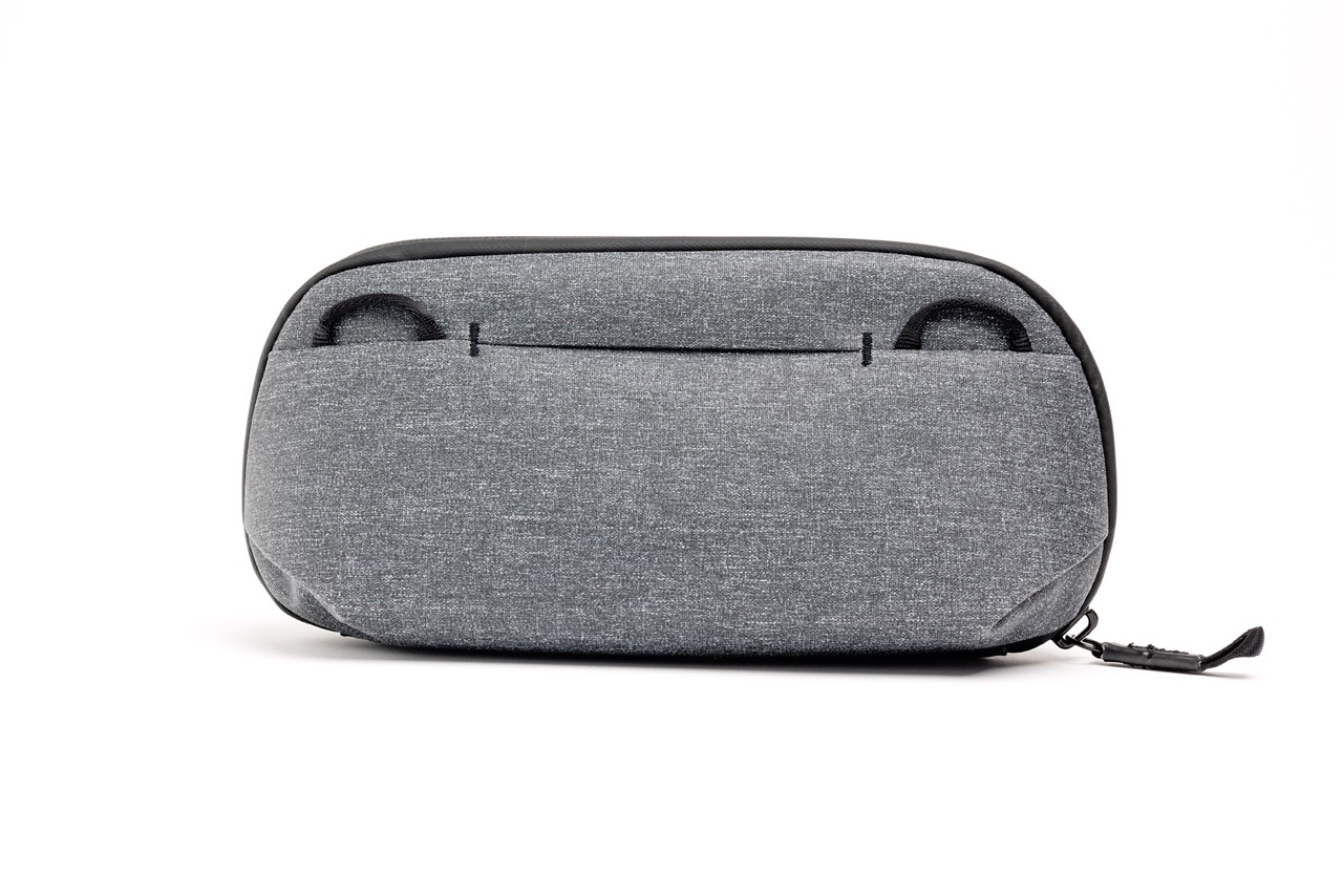 Peak Design Tech Pouch Small in der Farbe Grau, Rückseite