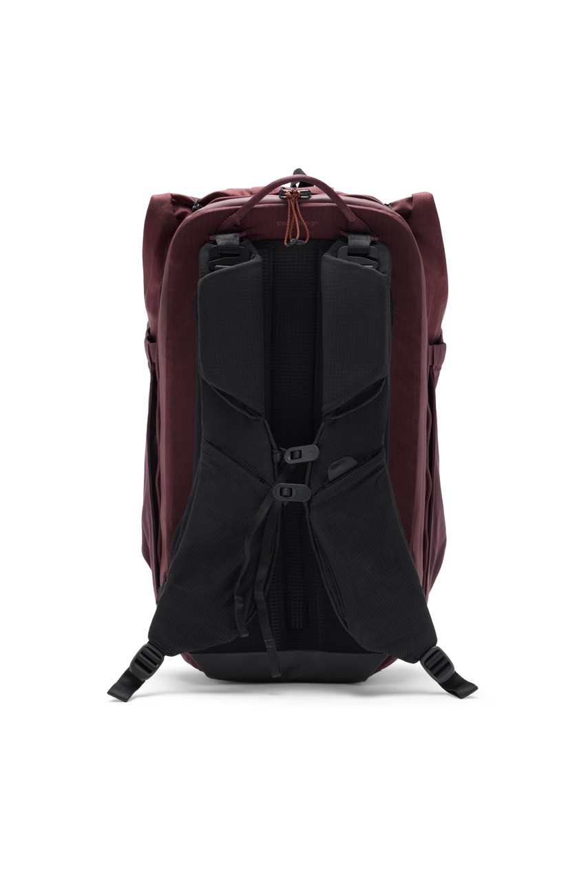 Peak Design Outdoor Backpack mit 25 Litern in der Farbe Lila,  Rückseite