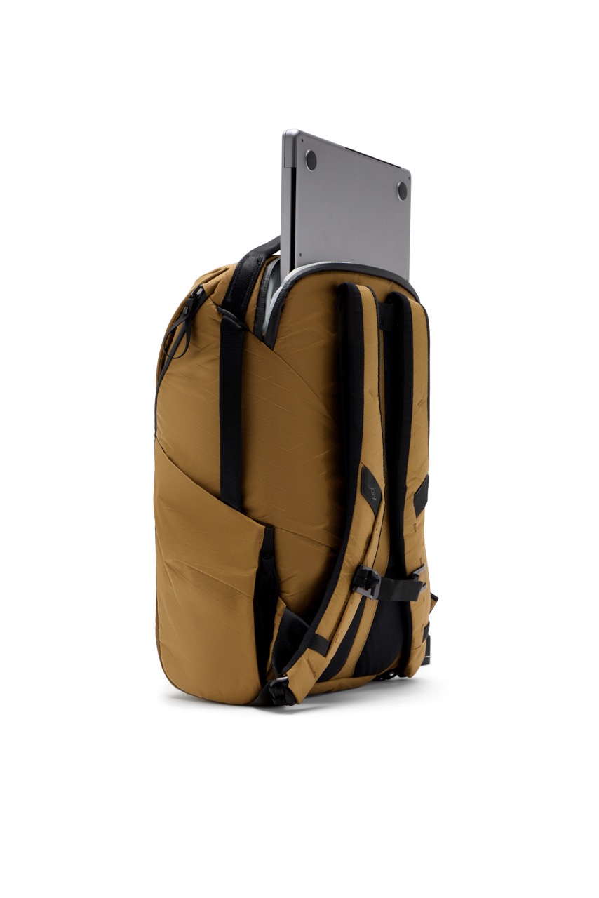 Peak Design Everyday Backpack 20L V2 Coyote in der Farbe Beige, Ansicht von schräg hinten  mit herausstehendem Laptop