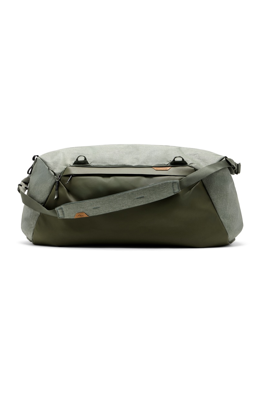 Peak Design Travel Duffel in der Farbe Salbeigrün mit 80L, Mit Tragehurt Frontalansicht