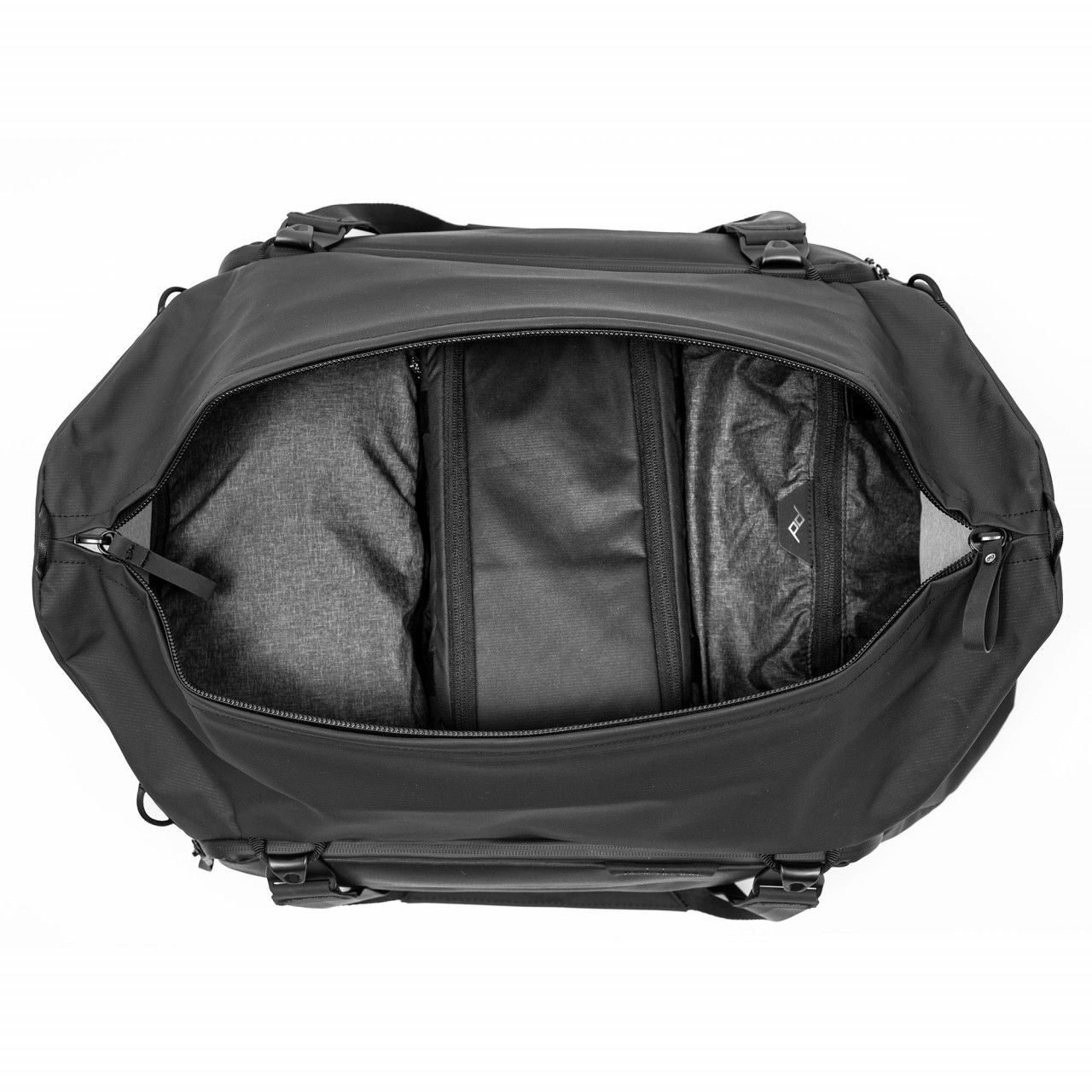 Peak Design Travel Duffel 35L in der Farbe Schwarz, Ansicht von Oben und mit diversen Packing Cubes als Inhalt