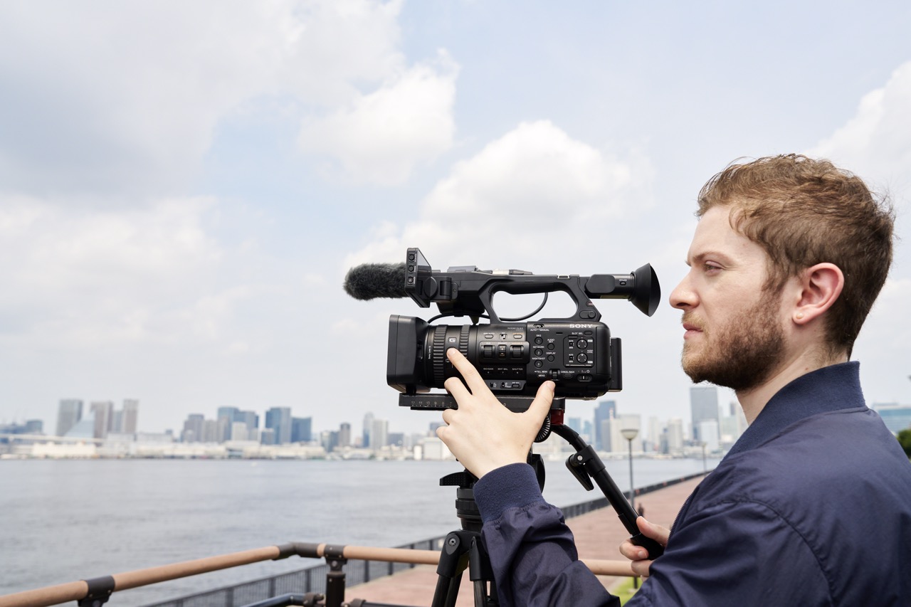 Sony PXW-Z200 Camcorder, Lifestyle Foto mit Person die den Camcorder hält