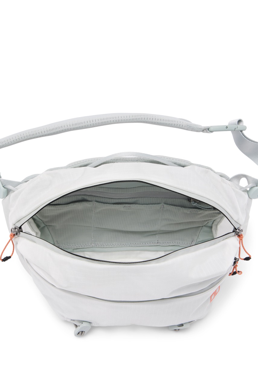 Peak Design Outdoor Sling Umhängetasche mit 7L Volumen in der Farbe Weiss, Close-Up Innentasche