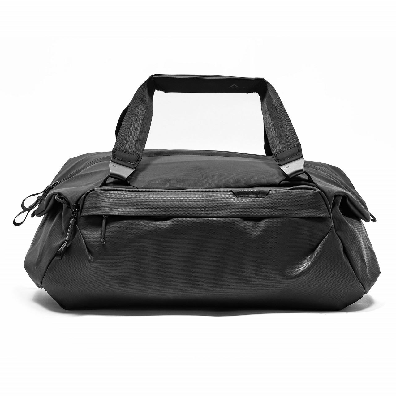 Peak Design Travel Duffel 35L in der Farbe Schwarz,  Frontalansicht mit Handgriff