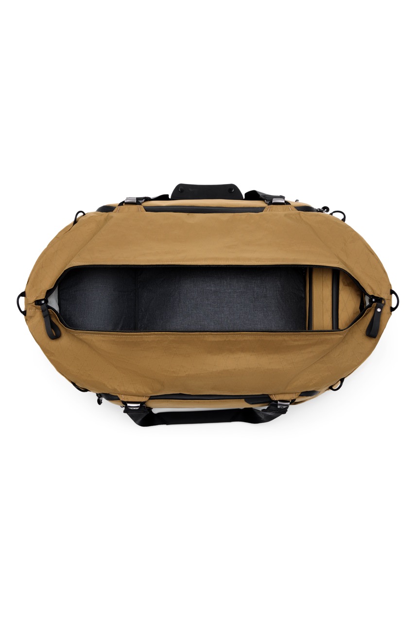 Peak Design Travel Duffel 50L Coyote in der Farbe Beige, Ansicht von Oben mit geöffnetem Hauptfach welches leer ist