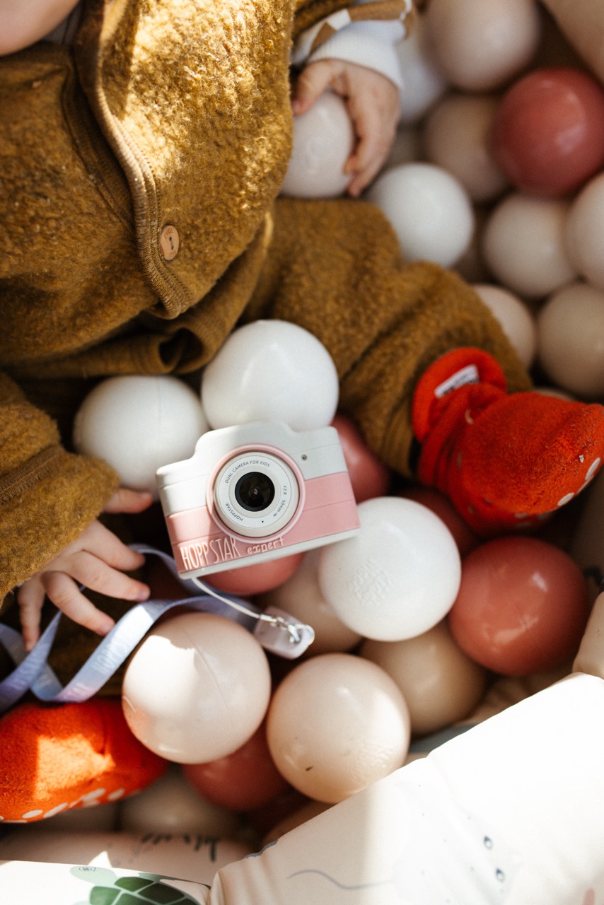 Hoppstar Expert Kamera mit Blush (rosa/weiß) Silikonhülle, Lifestyle  Bild mit Baby