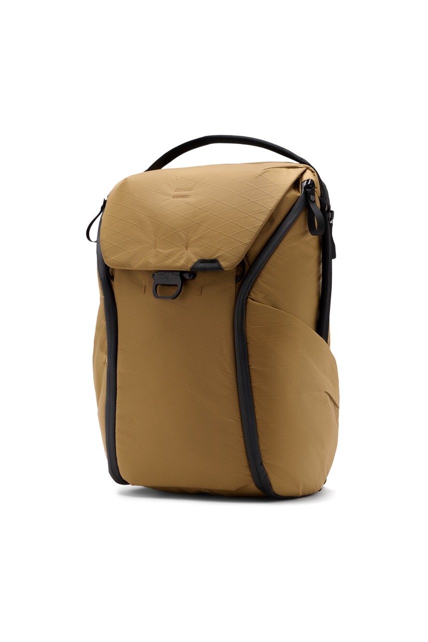 Peak Design Everyday Backpack 20L V2 Coyote in der Farbe Beige, Frontalansicht leicht schräg links