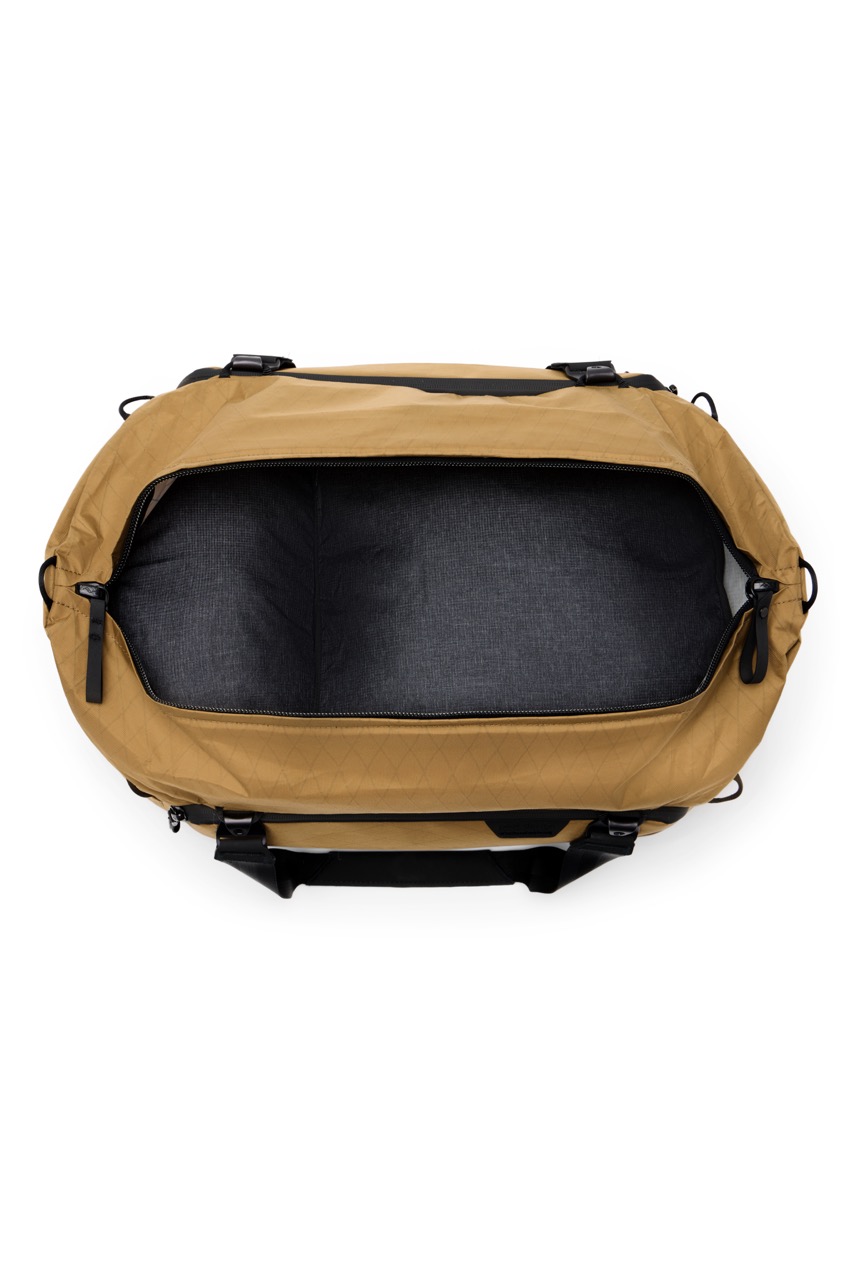 Peak Design Travel Duffel 35L Coyote in der Farbe Beige, Ansicht von Oben mit geöffnetem leerem Hauptfach 