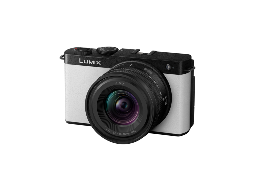 Panasonic Lumix S9 Gehäuse  in der Farbe Weiß mit Lumix-S 18-40mm Objektiv, Frontalansicht leicht schräg