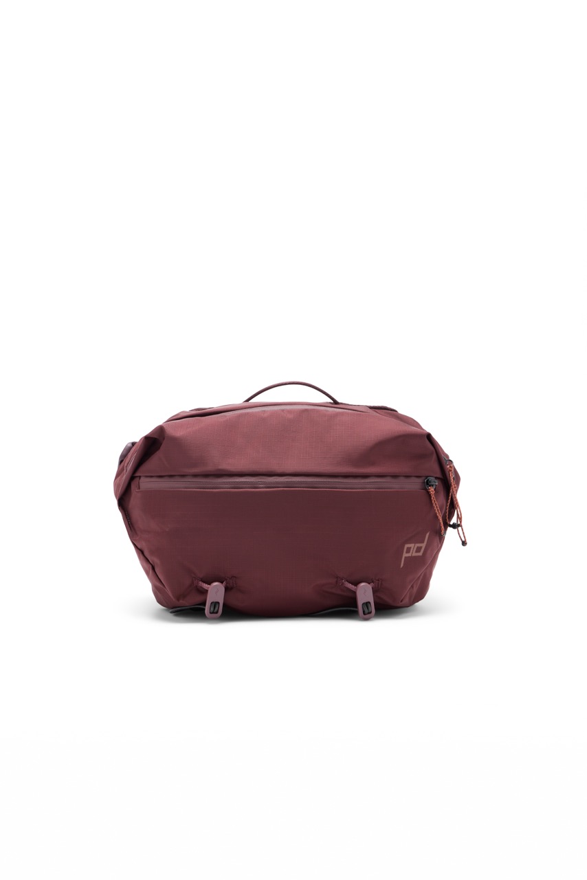 Peak Design Outdoor Sling Umhängetasche mit 7L Volumen in der Farbe Lila, Vorderseite