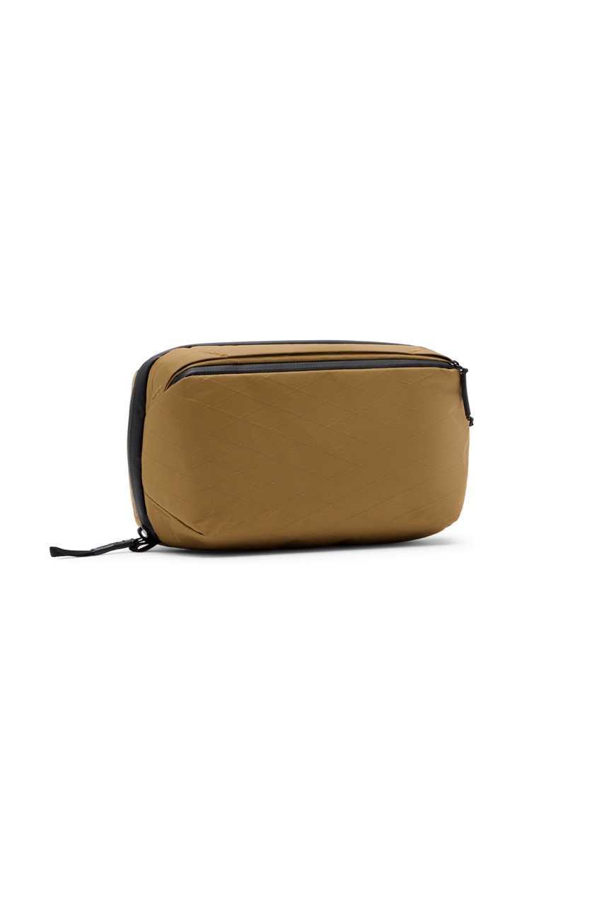 Peak Design Wash Pouch Coyote in der Farbe Beige, Rückseite schräg