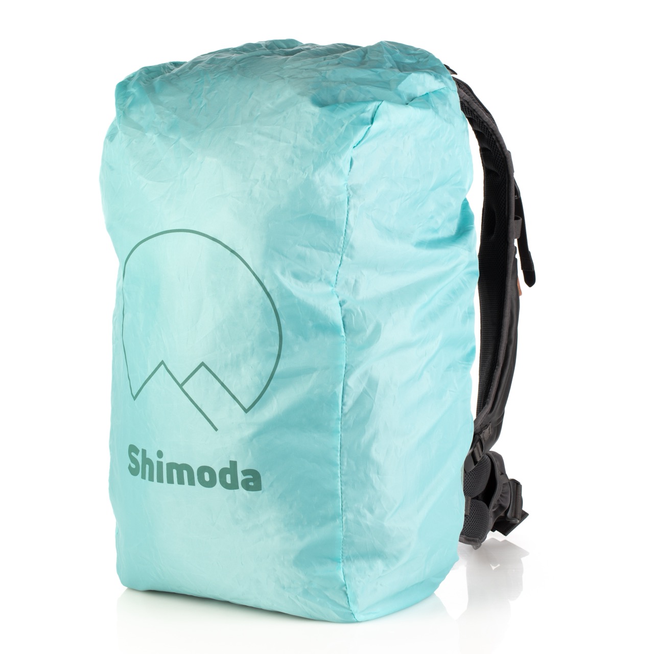 Shimoda Designs Explore v2 35 Rucksack in Armeegrün, Frontal leicht schräg rechts mit Regenschutz