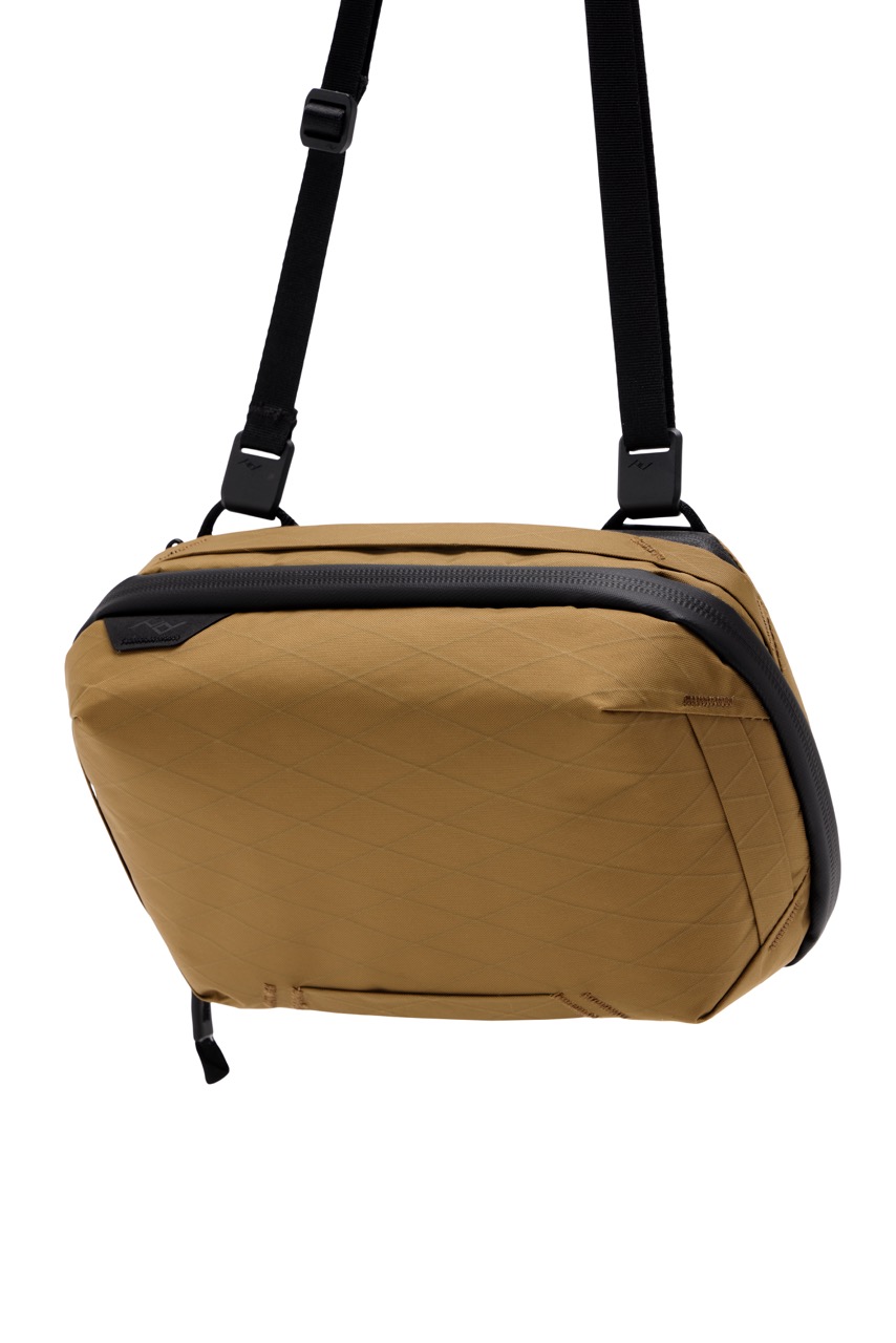 Peak Design Tech Pouch Coyote in der Farbe Beige,  Frontansicht hängend