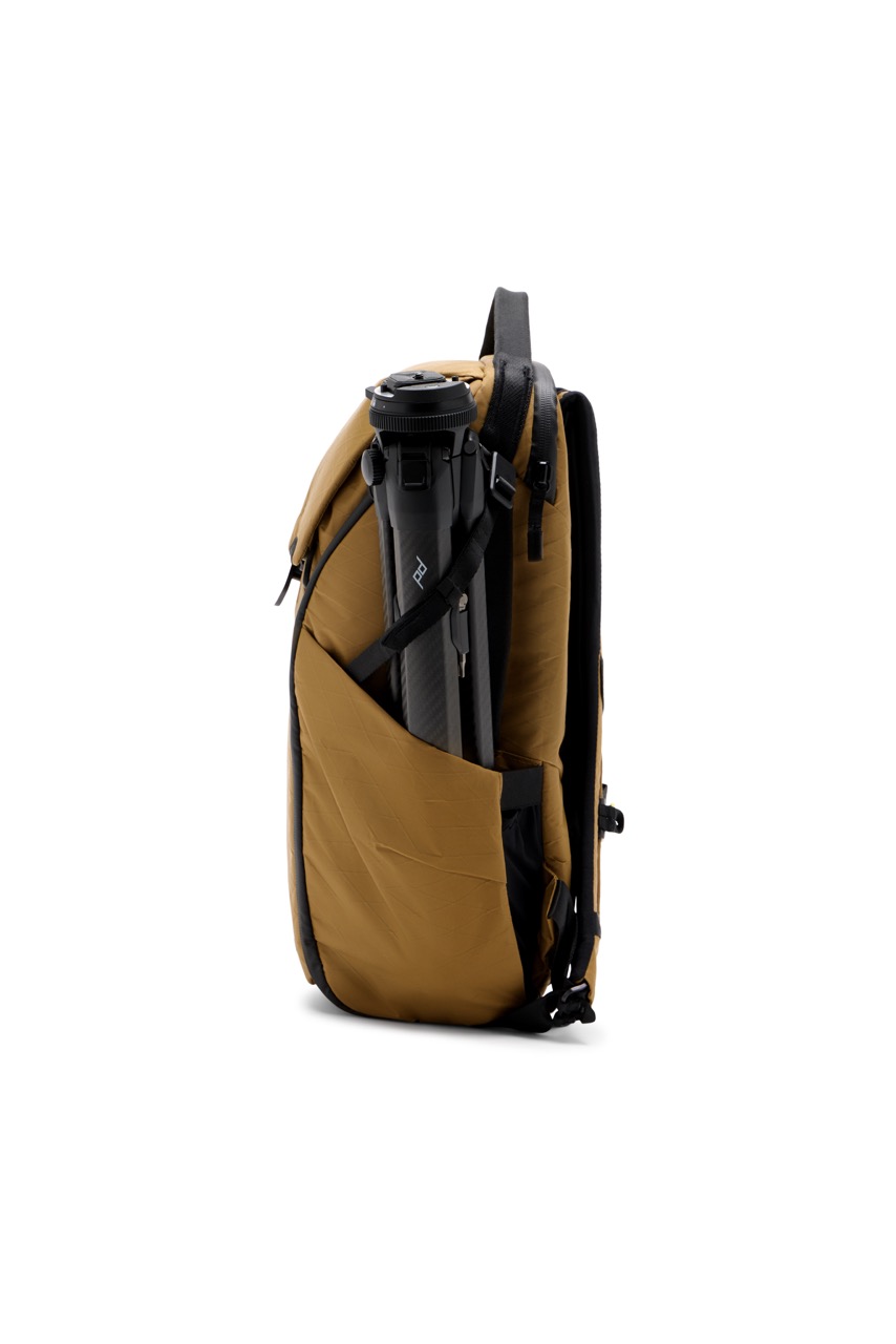 Peak Design Everyday Backpack 20L V2 Coyote in der Farbe Beige, Ansicht von Rechts mit Stativ