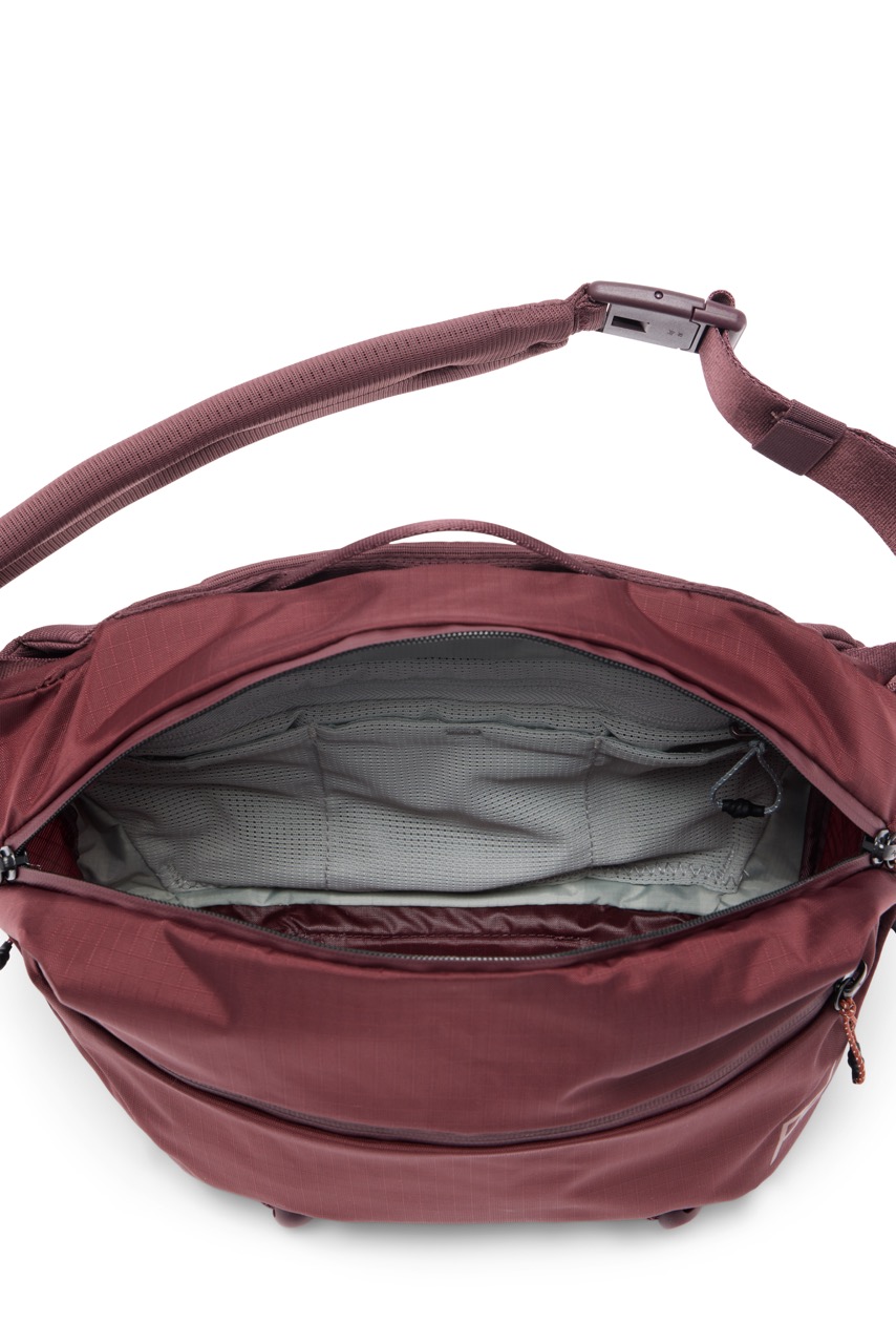 Peak Design Outdoor Sling Umhängetasche mit 7L Volumen in der Farbe Lila, Close-Up Innenansicht