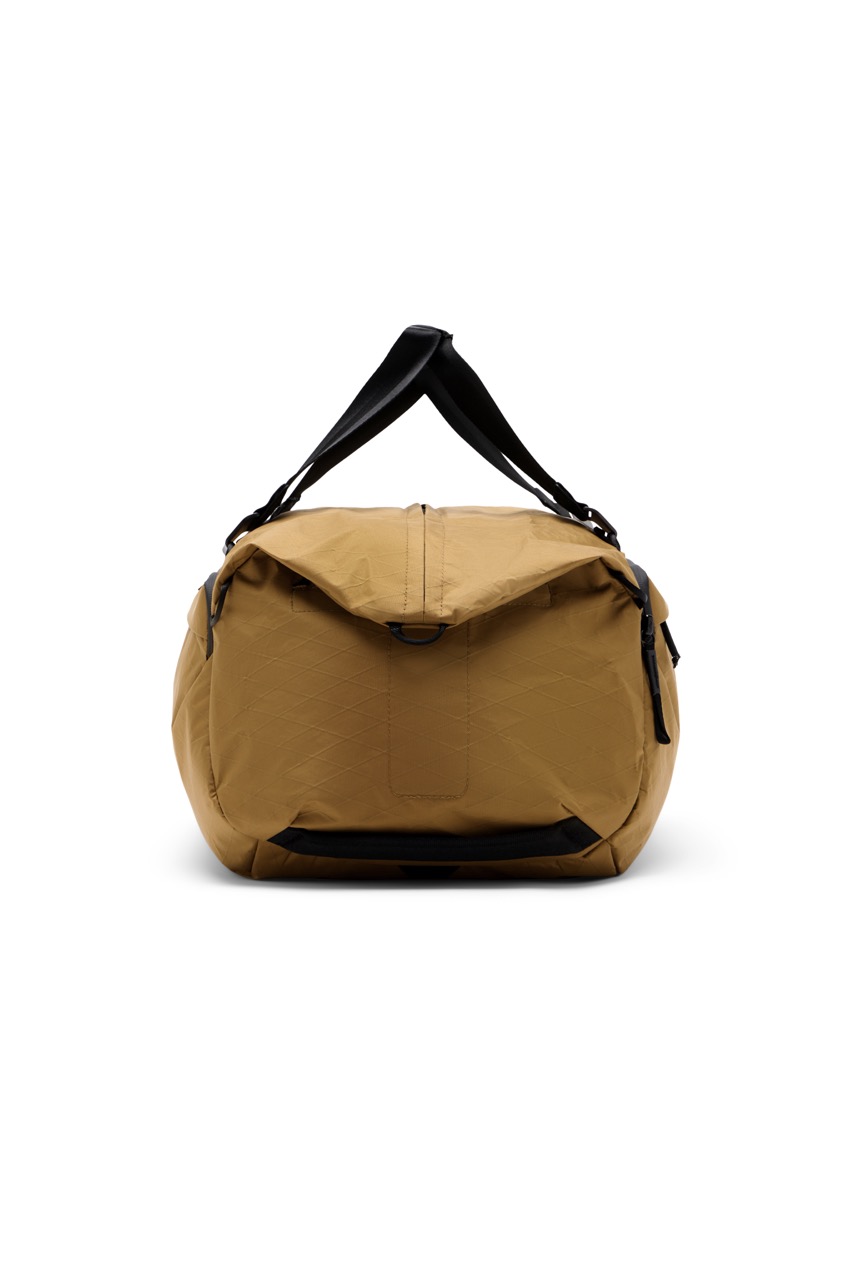 Peak Design Travel Duffel 35L Coyote in der Farbe Beige, Ansicht Seite