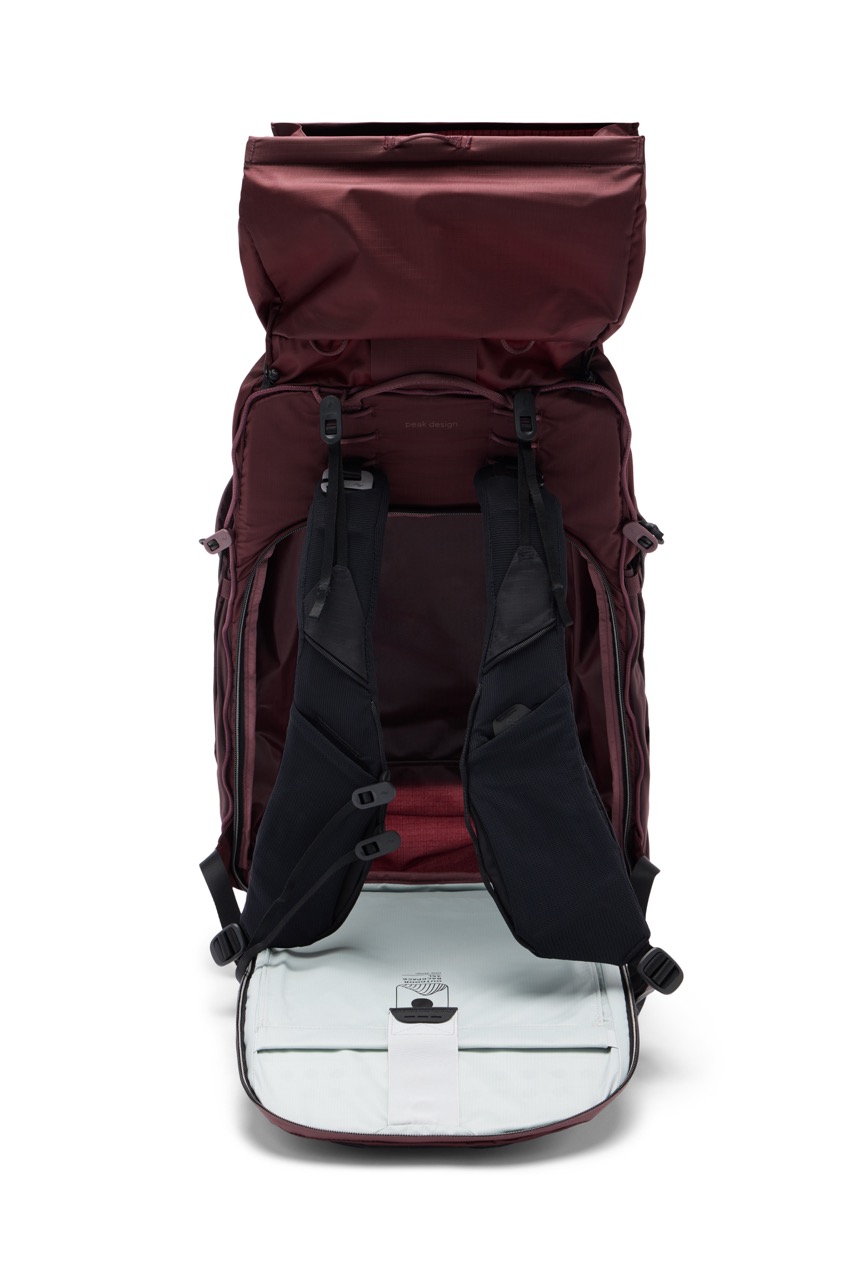 Peak Design Outdoor Backpack mit 45 Litern Fassungsvermögen in der Farbe Lila, Rückseite offen