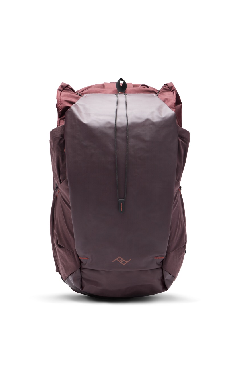 Peak Design Outdoor Backpack mit 45 Litern Fassungsvermögen in der Farbe Lila,  Vorderseite