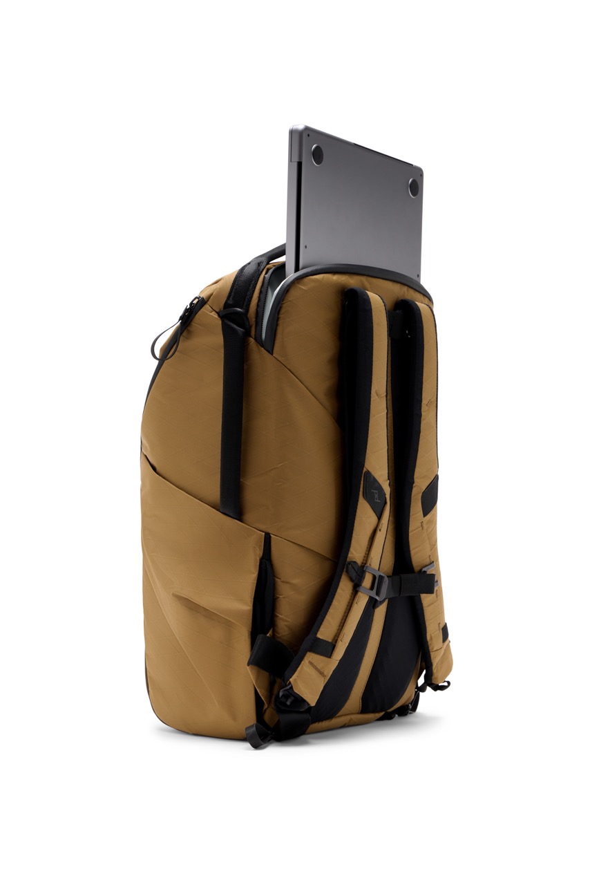 Everyday Backpack 30L V2 Coyote in der Farbe Beige,  Rückseite leicht sichtbar mit Notebook welches aus dem Notebook Fach heraussteht