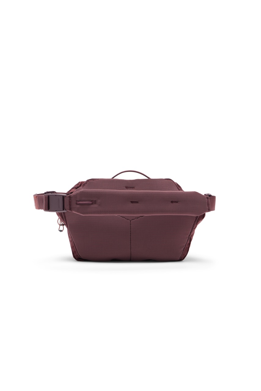 Peak Design Outdoor Sling Umhängetasche mit 7L Volumen in der Farbe Lila, Rückseite