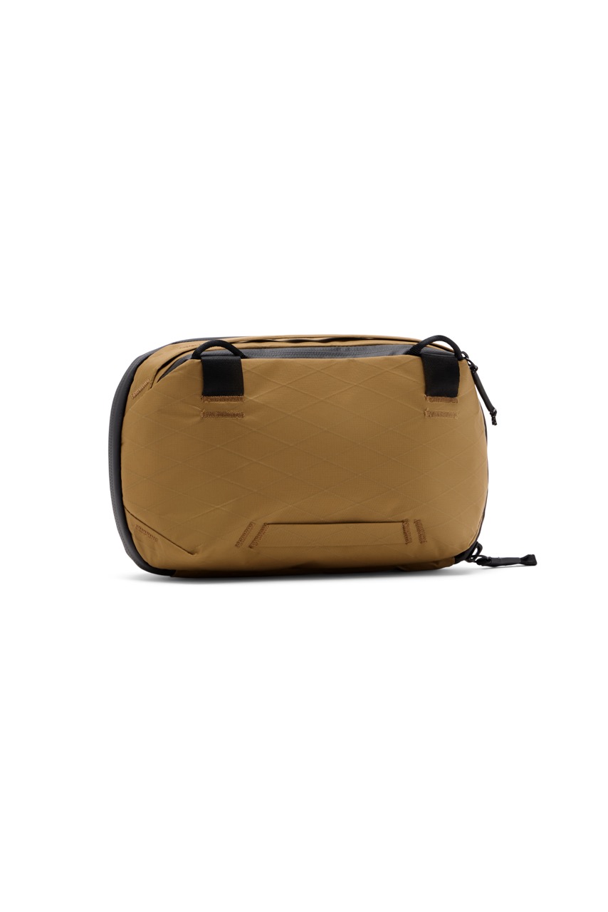 Peak Design Tech Pouch Coyote in der Farbe Beige,  Rückseite schräg