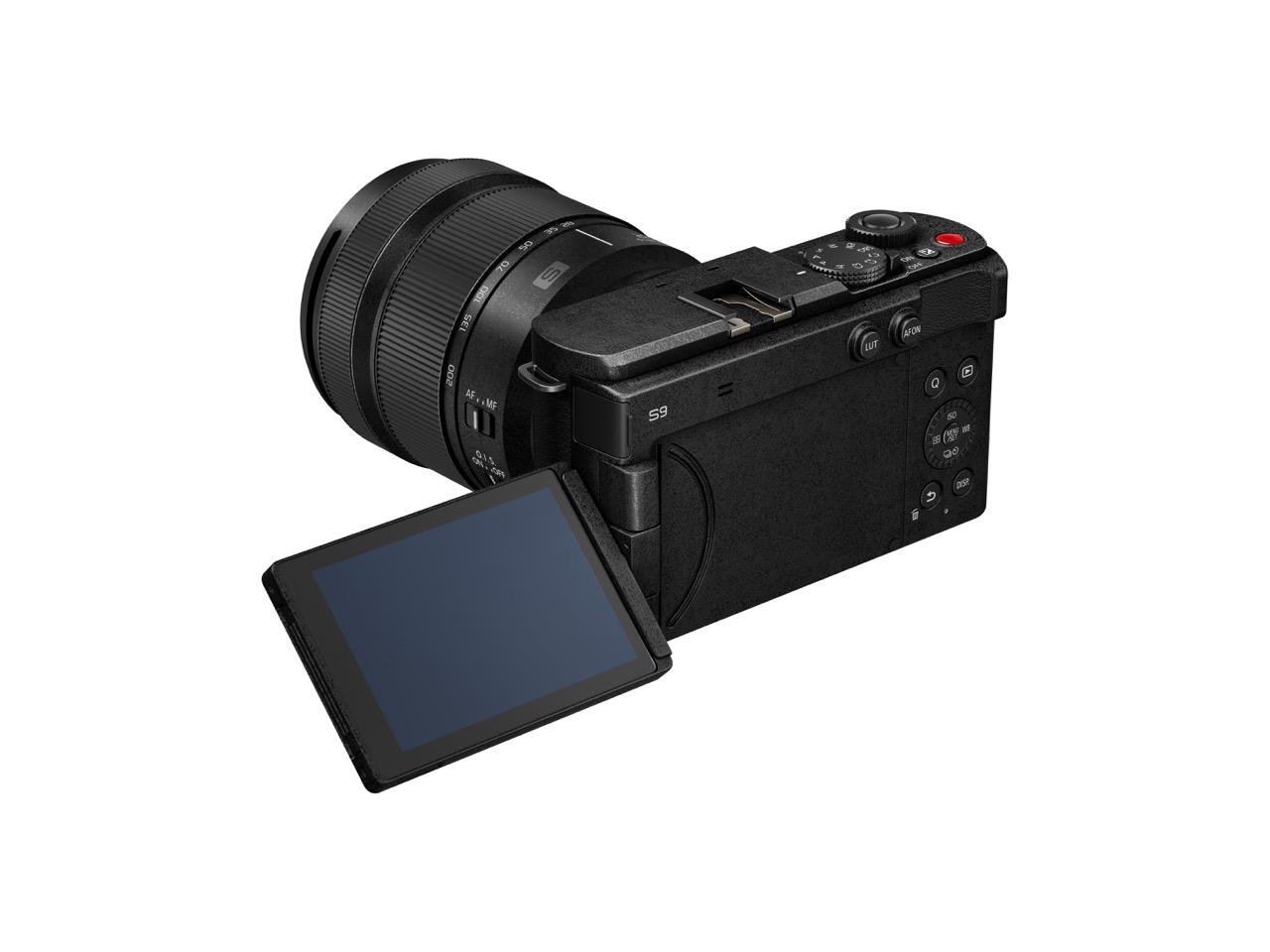 Panasonic Lumix S9 Gehäuse in der Farbe Jet Black mit 28-200mm Objektiv,  Ansicht von Schräg Hinten mit ausgeklapptem und leicht verdrehtem Bildschirm