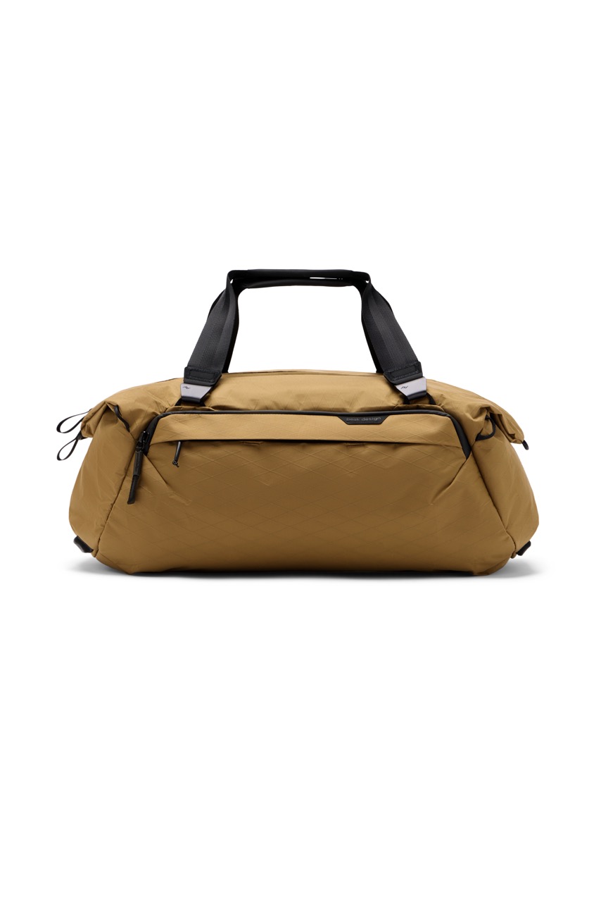 Peak Design Travel Duffel 35L Coyote in der Farbe Beige, Frontalansicht mit Hangriff