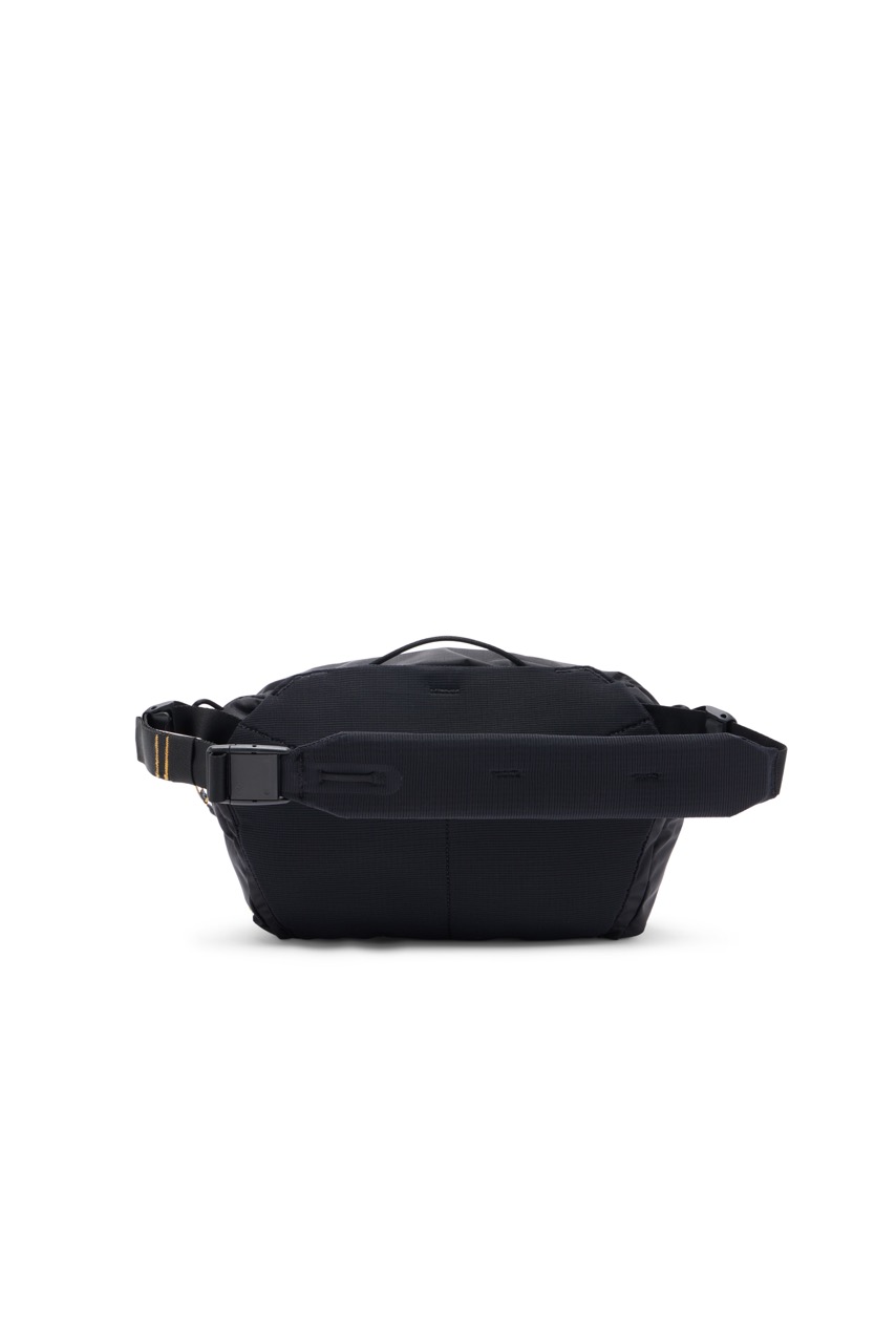 Peak Design Outdoor Sling Umhängetasche mit 7L Volumen in der Farbe Schwarz, Rückseite