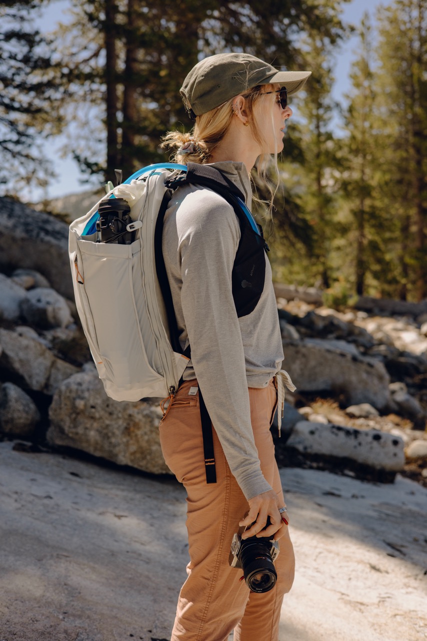 Peak Design Outdoor Backpack mit 25 Litern in der Farbe Weiß, Lifestyle Foto mit Rucksack auf Person in Seitenansicht